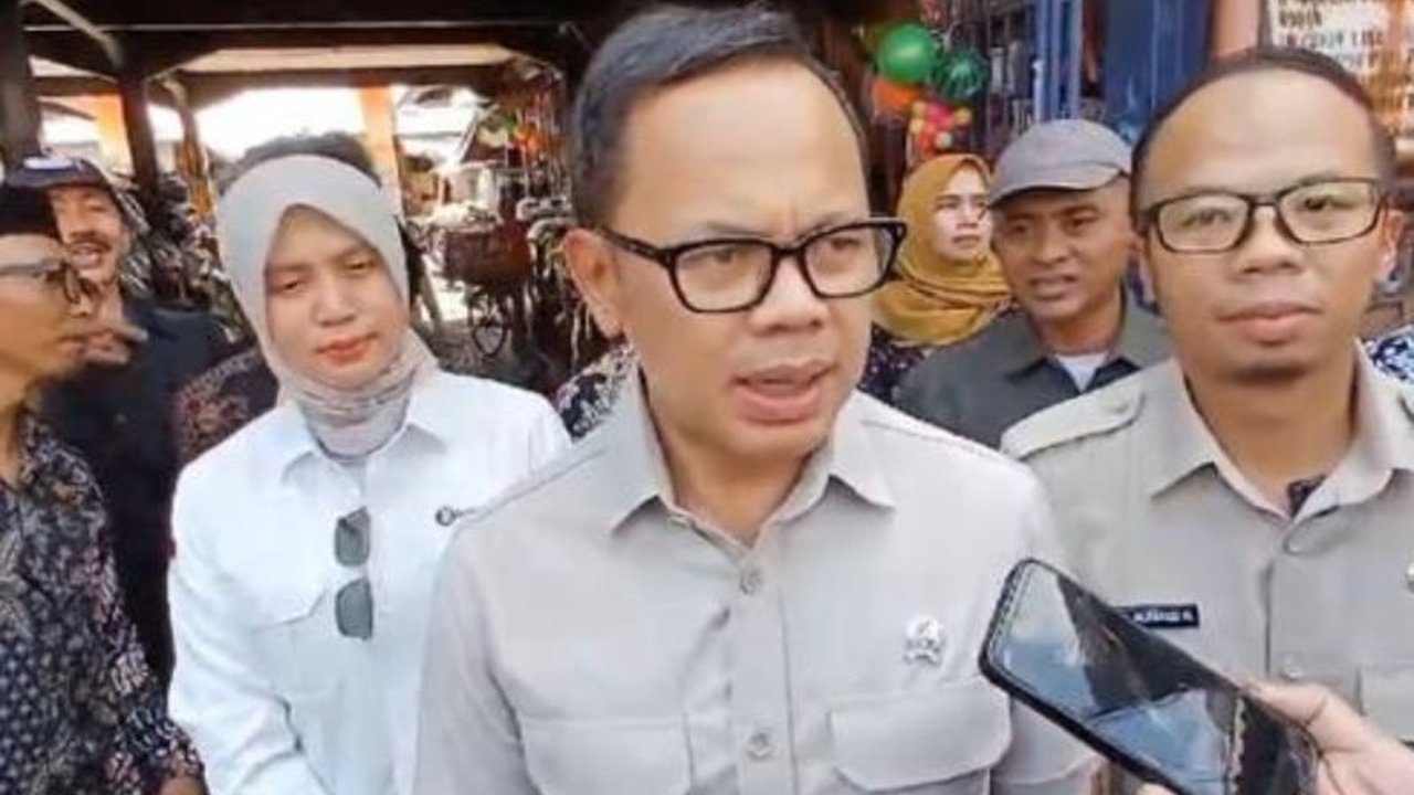 Wamendagri Bima Arya meminta kepala daerah proaktif cek potensi hambatan di jalur mudik Lebaran, terutama pasar tumpah dan perbaikan jalan, untuk memastikan kelancaran arus kendaraan.