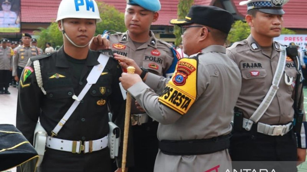 Polresta Banjarmasin mengerahkan 1.004 personel gabungan TNI, relawan, Pramuka, dan Pemkot untuk mengamankan Lebaran 2025, mendirikan enam pos pengamanan di lokasi strategis.