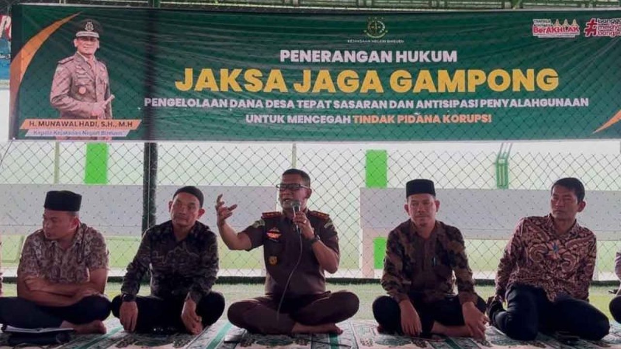 Kejari Bireuen telah memberikan bimbingan hukum kepada 90 kepala desa di Kabupaten Bireuen, Aceh, untuk mencegah penyelewengan dana desa melalui program Jaksa Jaga Desa.