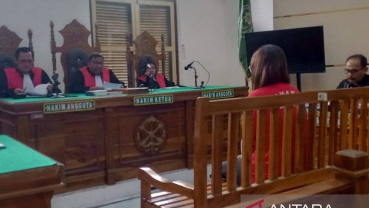 Dewi Tiffany Nisha, ibu yang menganiaya anak kandungnya di Medan, divonis 8 bulan penjara oleh Pengadilan Negeri Medan karena terbukti melanggar UU Perlindungan Anak.