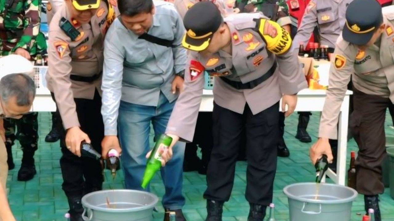 Polres OKU Musnahkan 300 Botol Miras Jelang Lebaran: Wujudkan Kamtibmas Kondusif