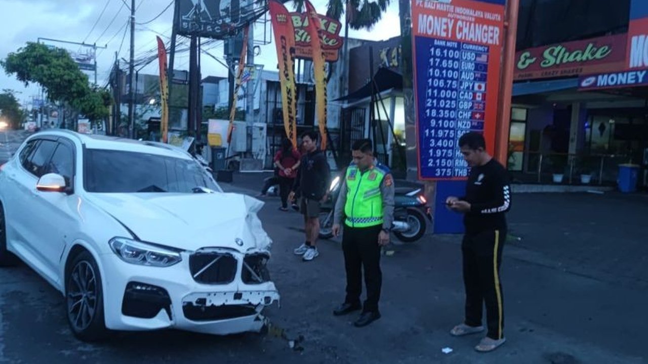 Kecelakaan maut di Jalan Sunset Road, Kuta, mengakibatkan seorang pemuda asal Jembrana meninggal dunia setelah ditabrak oleh seorang warga negara Rusia yang diduga mengendarai mobil dalam keadaan terpengaruh alkohol.