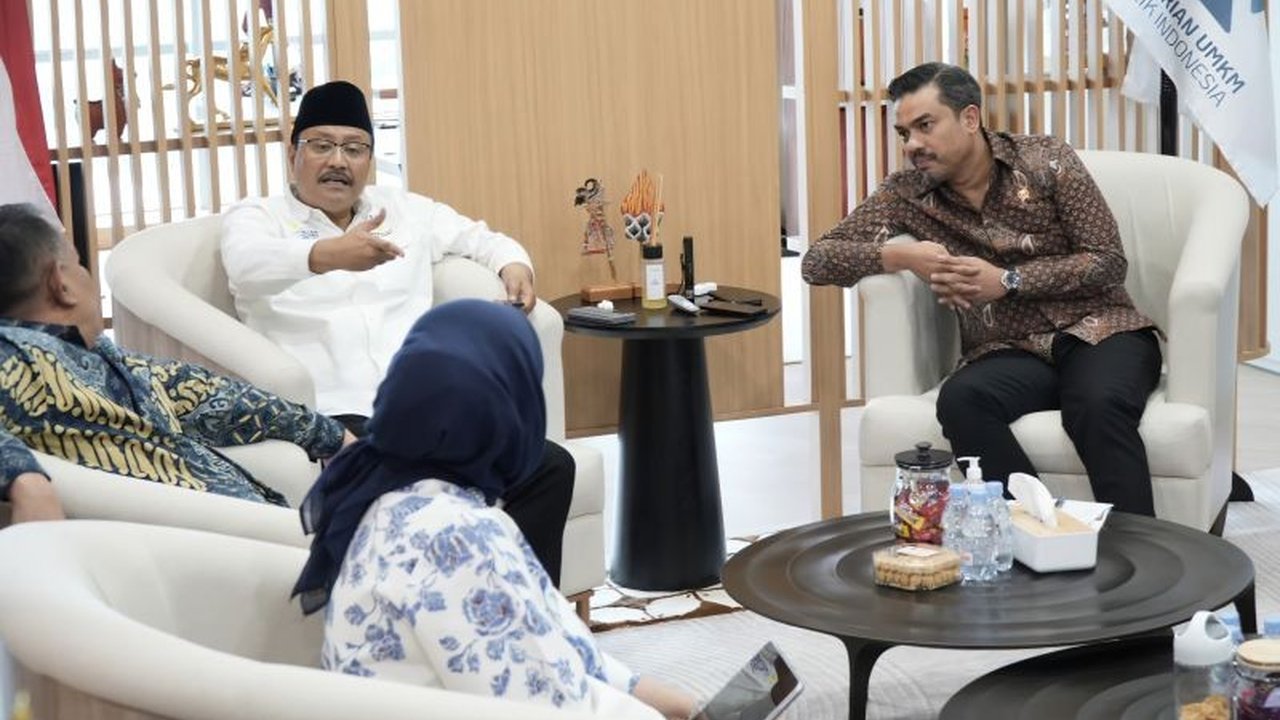 Kementerian Sosial dan Kementerian Koperasi dan UKM berkolaborasi untuk memberdayakan warga miskin melalui program graduasi sosial yang memadukan perlindungan sosial dan pemberdayaan ekonomi berbasis UMKM.