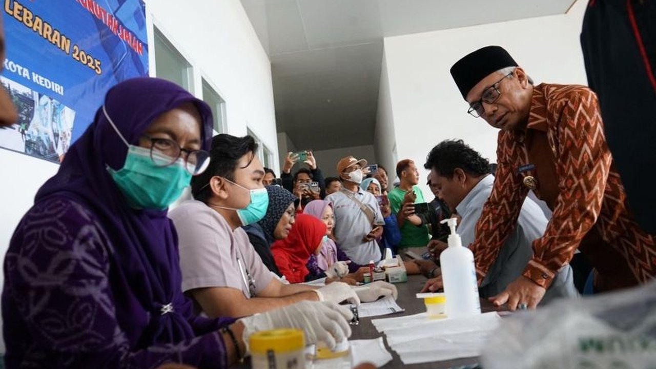 Pemerintah Kota Kediri melakukan pengecekan menyeluruh terhadap kendaraan umum untuk memastikan keamanan dan kelancaran arus mudik Lebaran 2025, termasuk pemeriksaan kesehatan dan tes bebas Napza bagi para kru bus.