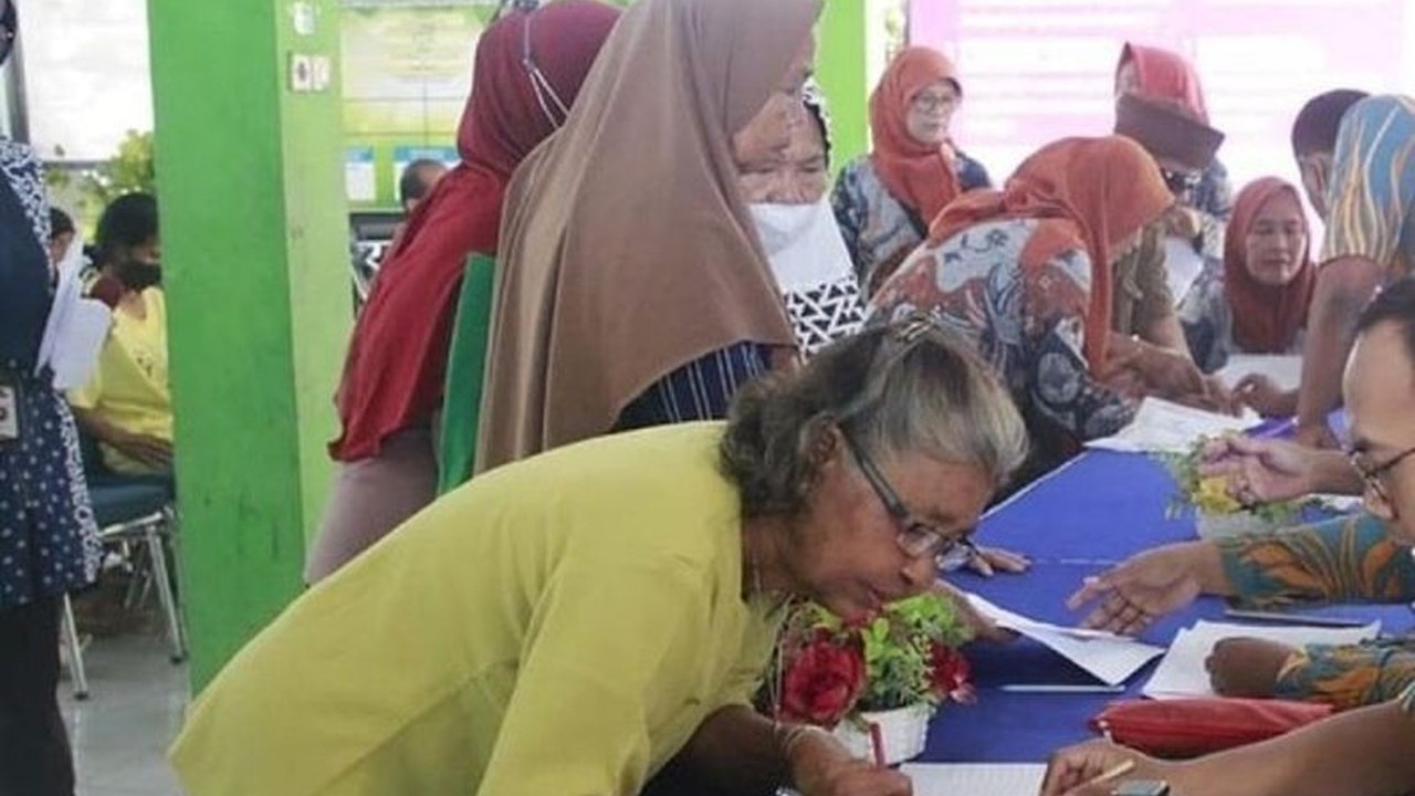 Jelang Idul Fitri 1446 H, Pemkot Madiun salurkan berbagai bansos, termasuk BLT, santunan kematian, dan bantuan air bersih, kepada 1.787 KPM, memastikan masyarakat merayakan hari raya dengan tenang.