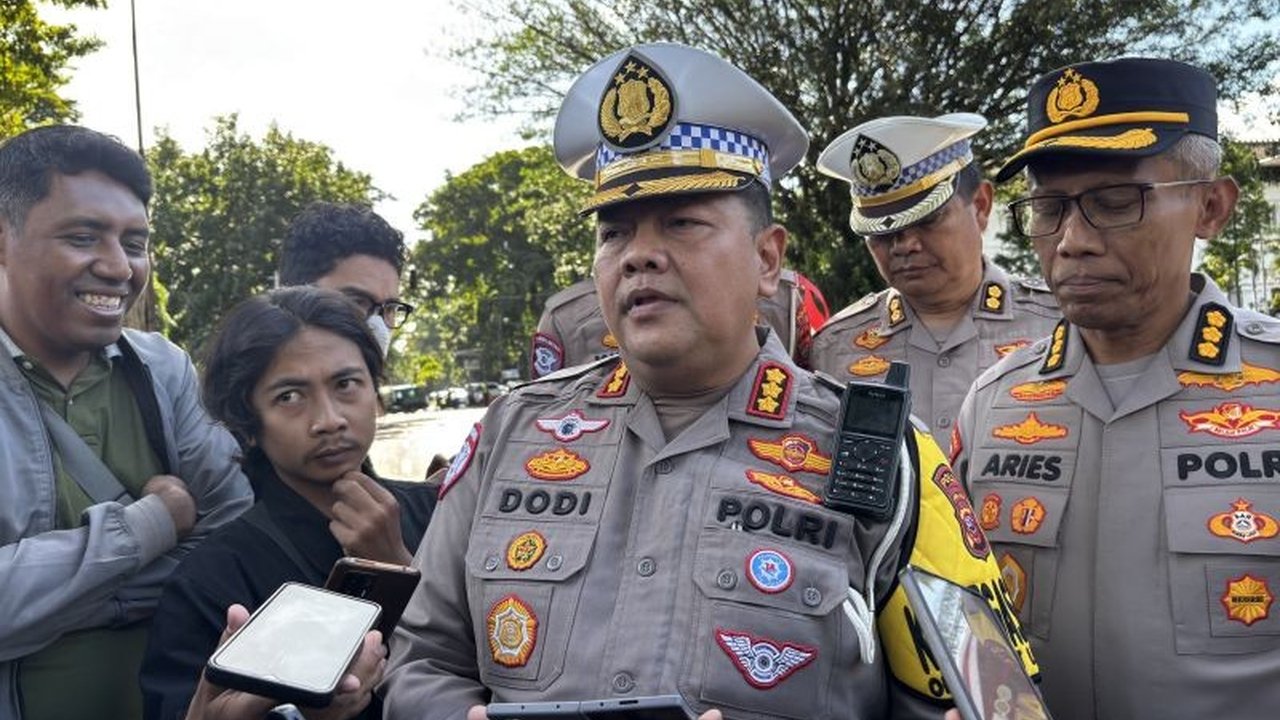Polda Jabar memberlakukan pembatasan operasional truk sumbu tiga mulai 24 Maret 2025 untuk mengurangi kemacetan dan kecelakaan lalu lintas di jalan tol dan arteri Jawa Barat.