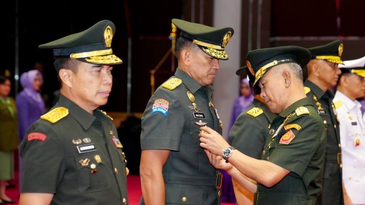 Panglima TNI melakukan rotasi jabatan pada enam posisi strategis, termasuk Danjen Akademi TNI dan Kapuspen TNI, guna penyegaran dan peningkatan kinerja organisasi.