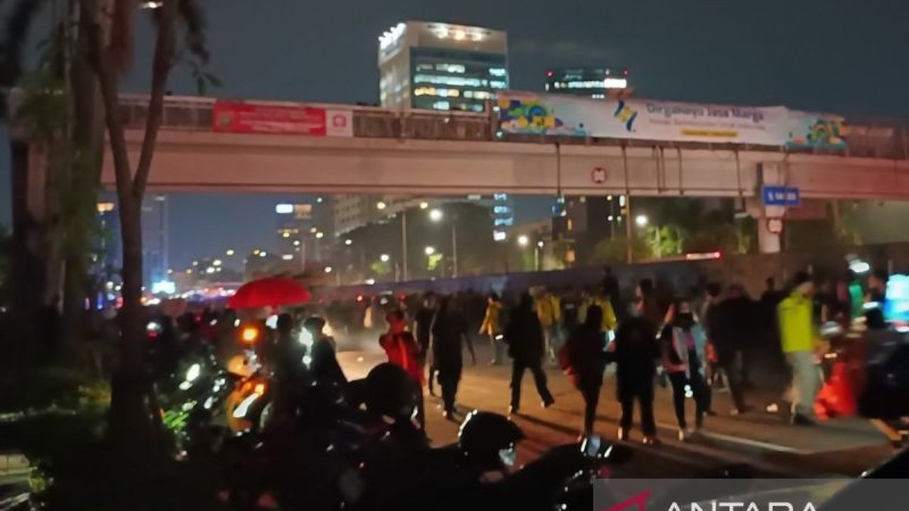 Polisi membubarkan paksa demonstrasi terkait RUU TNI di Gedung DPR/MPR RI setelah melewati batas waktu toleransi, mengakibatkan Jalan Gatot Subroto kembali steril.