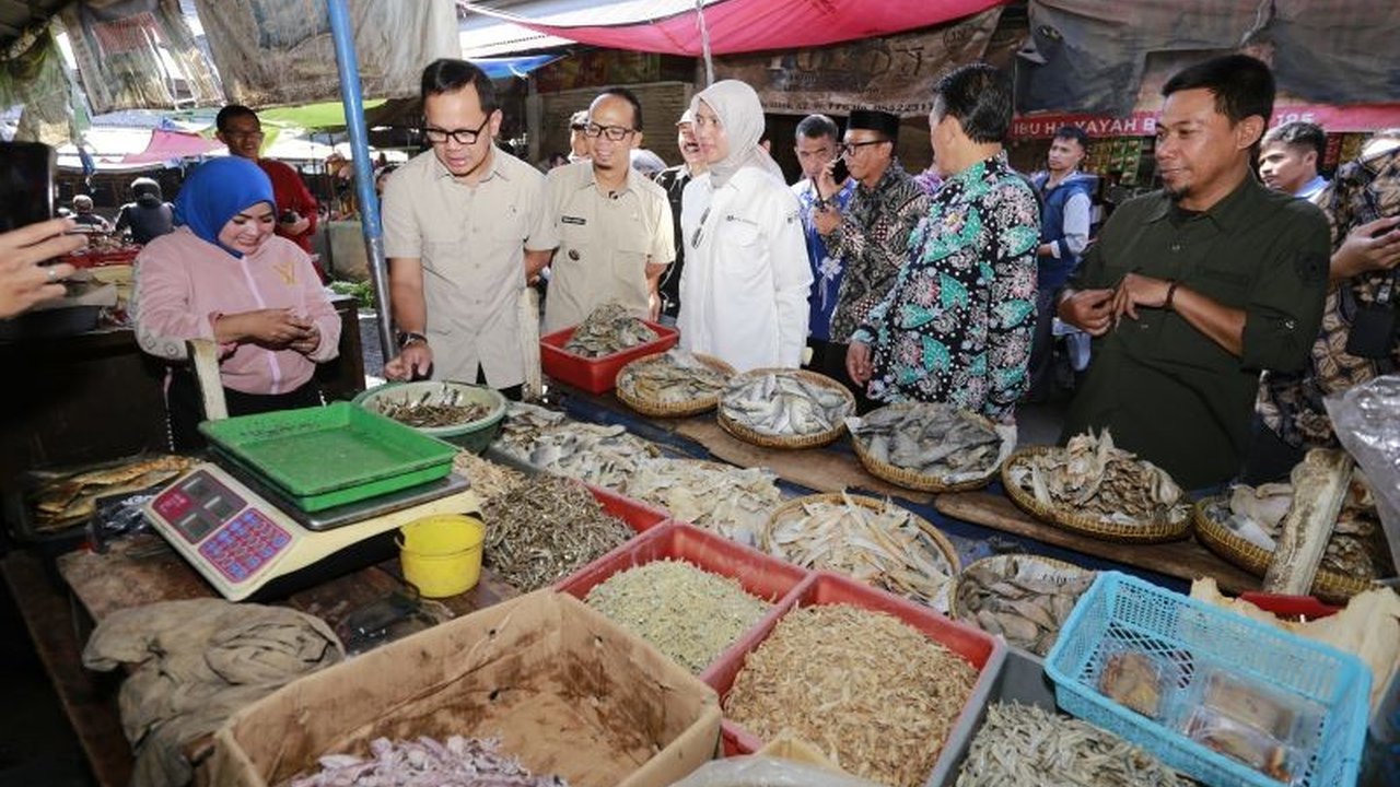 Wamendagri Bima Arya Sugiarto memantau harga pangan di Pasar Cikurubuk, Tasikmalaya, Jawa Barat; temukan harga relatif stabil kecuali Minyakita yang langka dan harga beberapa komoditas yang sedikit naik.
