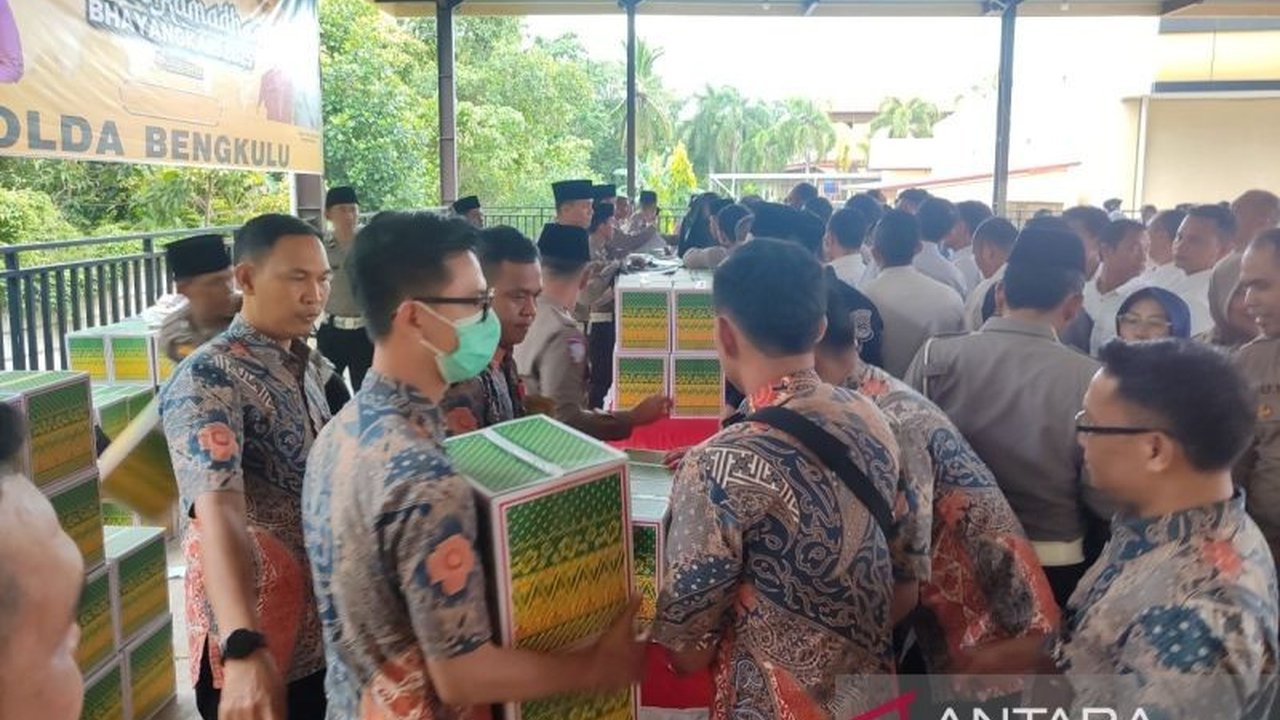 Polda Bengkulu Bagikan 1.200 Paket Sembako Jelang Idul Fitri dan Siagakan Personel untuk Operasi Nala