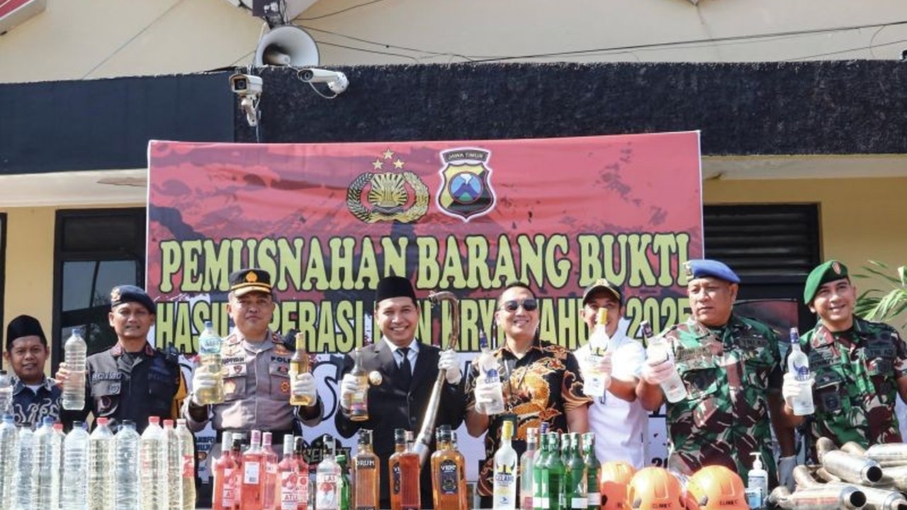Jelang Lebaran 2025, Polres Madiun Kota musnahkan 1.242 liter miras dan 479 knalpot brong untuk menjaga kondusivitas wilayah.