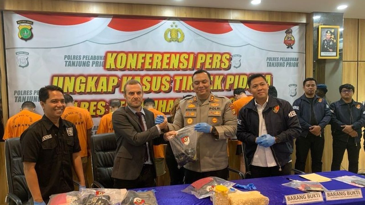 Delapan pelaku penjambretan terhadap turis Prancis di Pelabuhan Sunda Kelapa telah ditangkap polisi, kamera senilai Rp40 juta berhasil disita.