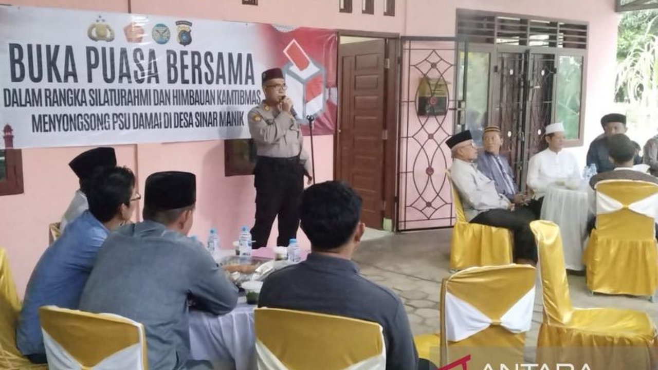 Polres Bangka Barat mengajak pemuka agama dan tokoh masyarakat di Desa Sinarmanik menjaga keamanan dan ketertiban jelang PSU Pilkada 2024 untuk menciptakan Pemilu yang damai.