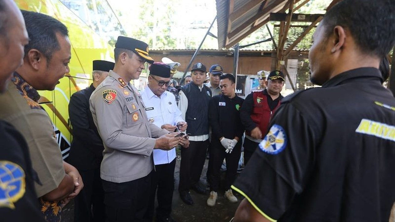 Pemkab Banyuwangi dan Polresta Banyuwangi kolaborasi periksa kelaikan bus angkutan Lebaran 2025 untuk mencegah kecelakaan, cek kondisi kendaraan dan kesehatan sopir.