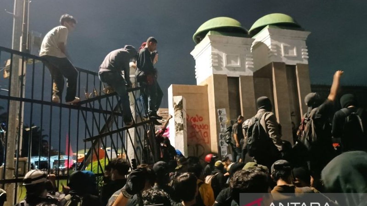 Aksi demonstrasi di depan gedung MPR/DPR RI pada Kamis (20/3) berakhir dengan upaya perusakan pagar dan percobaan perusakan gedung, namun berhasil digagalkan oleh petugas keamanan.