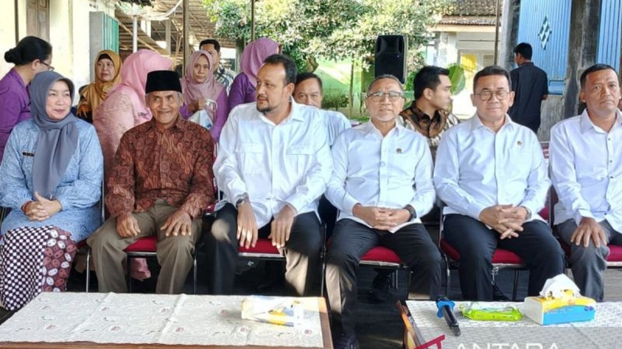 Menko Pangan Zulkifli Hasan menyatakan swasembada pangan di Indonesia dilakukan bertahap, dengan target swasembada beras dan jagung pada tahun ini.