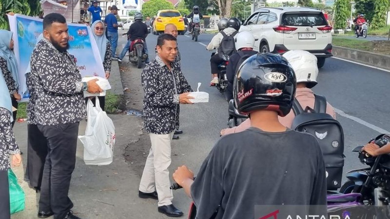 Pengadilan Agama Manokwari menyalurkan zakat, infak, dan sedekah (ZIS) pegawai untuk 40 warga kurang mampu sebagai bagian dari program Public Champion, mewujudkan zona integritas dan birokrasi bersih melayani.
