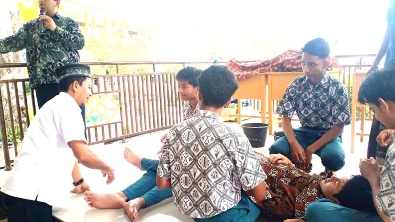 Siswa SMA Negeri 9 Banda Aceh mengikuti pelatihan tajhiz mayat selama Ramadhan untuk memahami tata cara pengurusan jenazah dan meningkatkan kepedulian sosial.