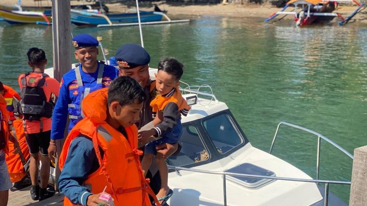 Petugas gabungan berhasil evakuasi 87 penumpang dan kru KMP Nusa Makmur yang kandas di Pelabuhan Gilimanuk, Jembrana, Bali, akibat cuaca buruk.