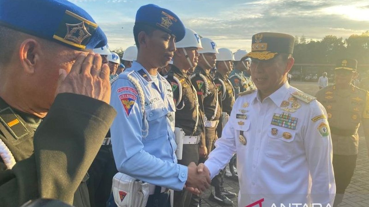 Polda Sulawesi Tenggara kerahkan 3.300 personel gabungan TNI, Polri, dan Pemda untuk mengamankan arus mudik Lebaran 2025, dengan puncak arus mudik diperkirakan pada 28-30 Maret.