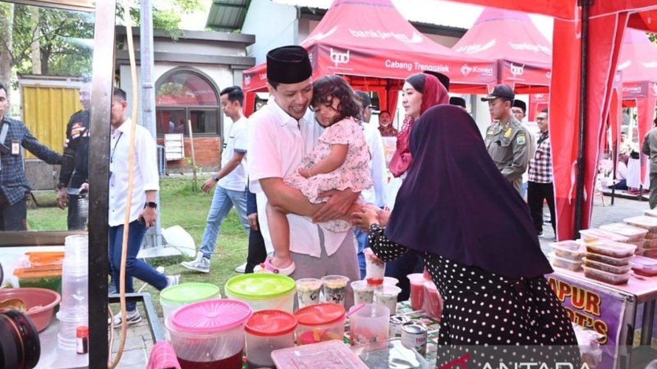 Wakil Bupati Trenggalek, Syah Muhammad Natanegara, resmi membuka pasar murah Bank Jatim di Pasar Pon, Trenggalek, menawarkan sembako murah dan mendukung UMKM lokal menjelang Ramadhan.