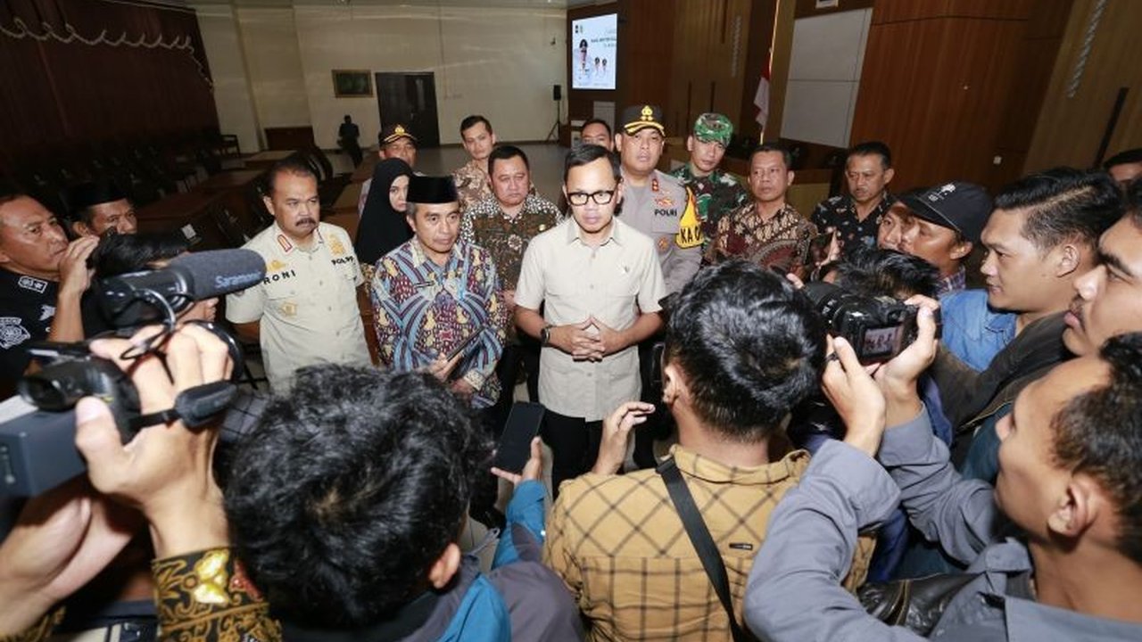 Wamendagri Bima Arya ingatkan pentingnya partisipasi pemilih dan netralitas ASN dalam Pemungutan Suara Ulang (PSU) Kabupaten Tasikmalaya, Jawa Barat, agar proses demokrasi berjalan lancar.