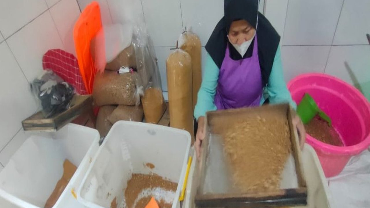 Koperasi Nira Lestari Golden di Kulon Progo melakukan ekspor perdana gula semut organik sebanyak 22 ton ke Malaysia dan Kanada,  bernilai Rp1,1 miliar,  setelah sempat terhenti akibat pandemi dan kendala sertifikasi.