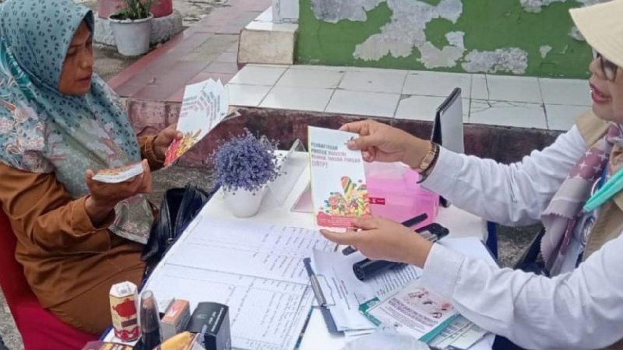 Balai POM Ambon tingkatkan pengawasan keamanan pangan di Pasar Inpres Namlea, Kabupaten Buru, Maluku, jelang Ramadhan dengan melakukan pengujian sampel dan edukasi masyarakat.