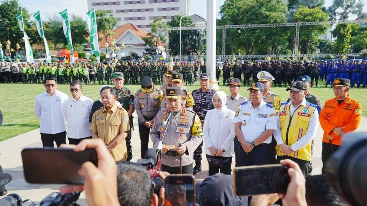 Menteri Dalam Negeri Tito Karnavian meminta pemerintah daerah memastikan kelancaran arus mudik Lebaran 2025, dengan fokus pada perbaikan infrastruktur, manajemen lalu lintas, dan keamanan transportasi.