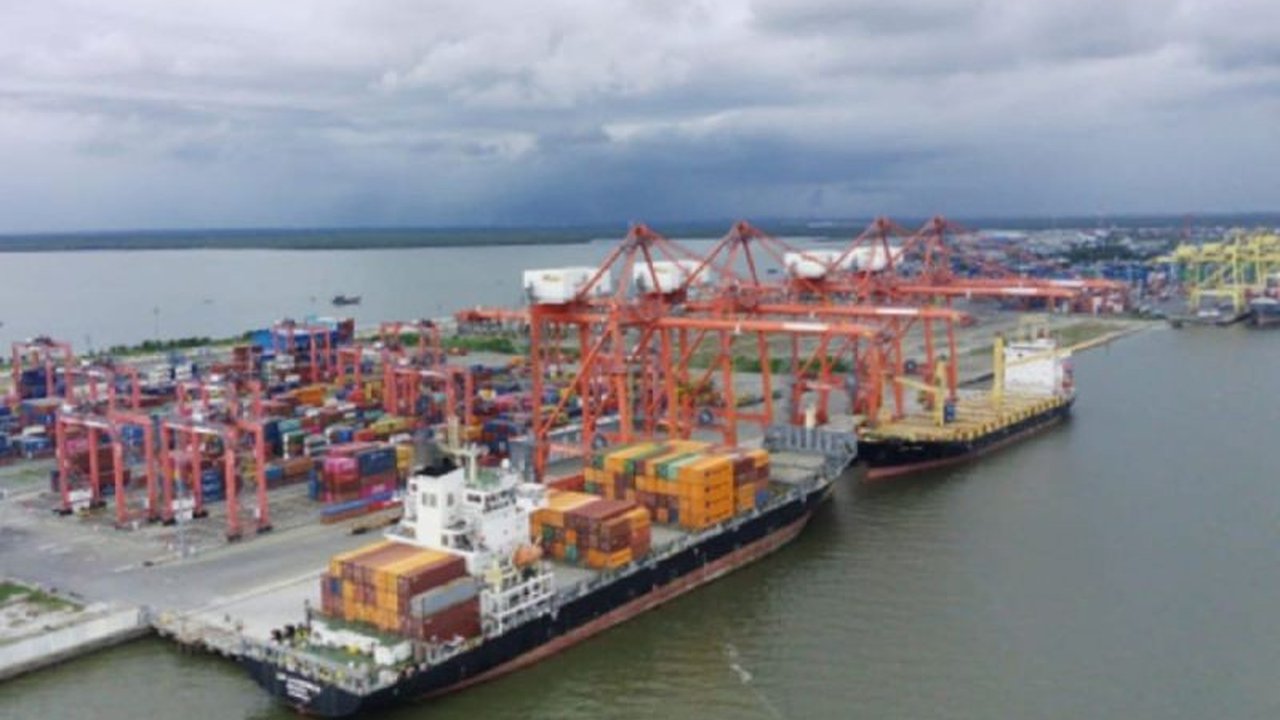 Volume bongkar muat di Pelabuhan Belawan mencapai 48.251 TEUs pada Februari 2025, melampaui target dan didorong oleh peningkatan ekspor serta persiapan libur Idul Fitri.