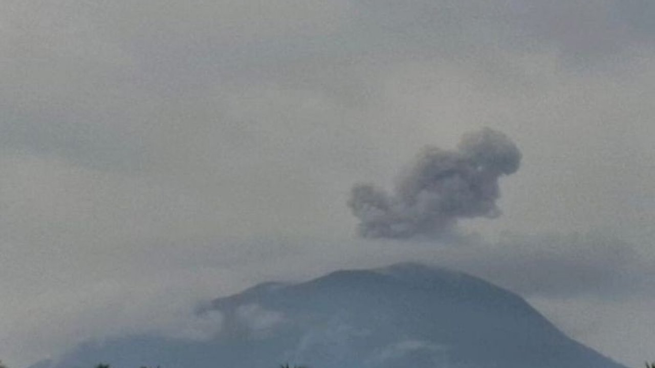 Gunung Ibu di Halmahera Barat kembali erupsi pada Kamis sore, menyemburkan abu vulkanik setinggi 500 meter dan pihak berwenang mengimbau masyarakat untuk tetap waspada dan mengikuti arahan pemerintah.