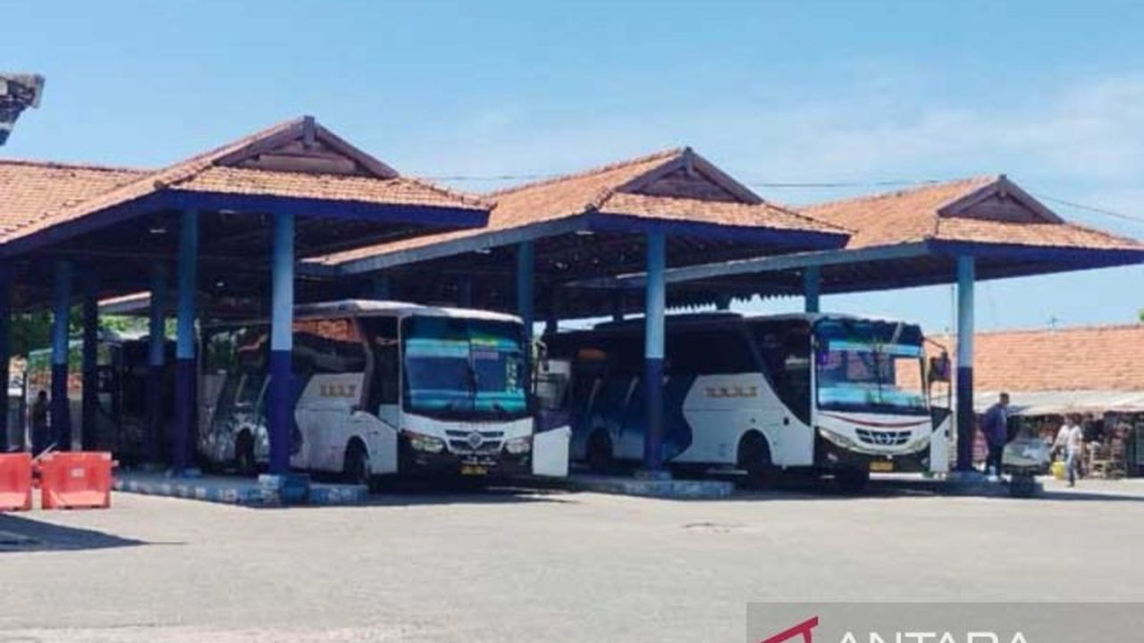 Pemerintah Provinsi Jawa Timur menambah armada bus untuk program mudik gratis Lebaran 1446 H bagi warga Madura perantauan, kini tersedia 11 bus untuk rute Surabaya-Sumenep dan Jakarta-Sumenep.