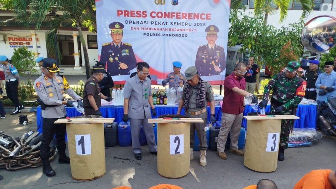 Polres Ponorogo memusnahkan ratusan liter miras, 341 knalpot brong, dan 8 kg handak hasil operasi pekat, mengamankan 12 tersangka dewasa dan 5 anak.