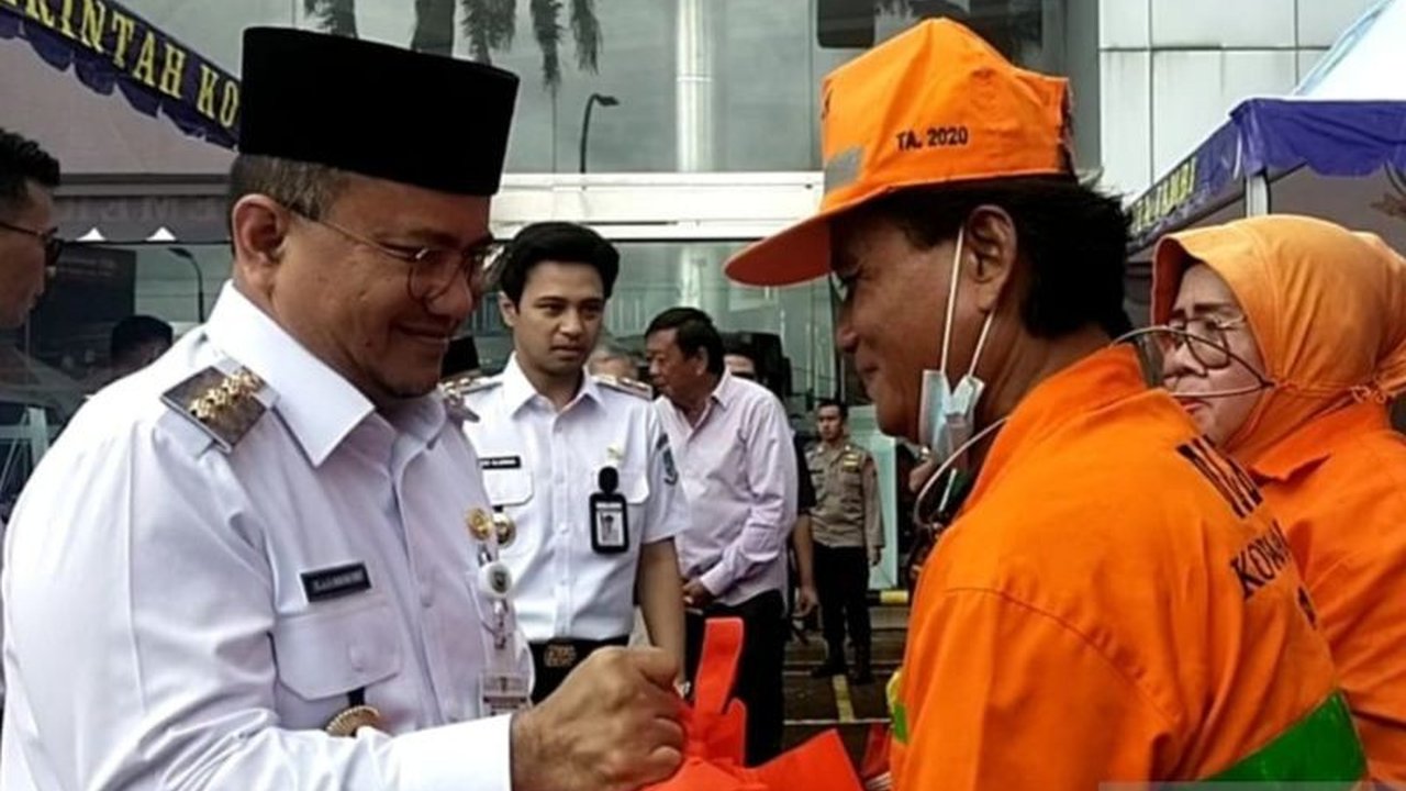 Wali Kota Jambi, Maulana, menyalurkan 1.358 paket sembako dari CSR pelaku usaha kepada petugas kebersihan, sebagai bentuk apresiasi dan dukungan terhadap kesejahteraan masyarakat.