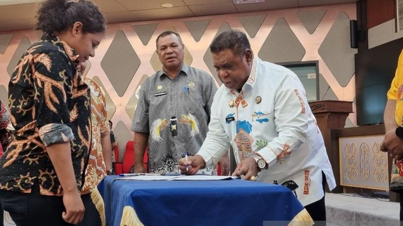 Sekretaris Daerah Papua Barat ingatkan penerima dana hibah dan bansos segera serahkan laporan pertanggungjawaban untuk menghindari temuan BPK dan pungutan liar.