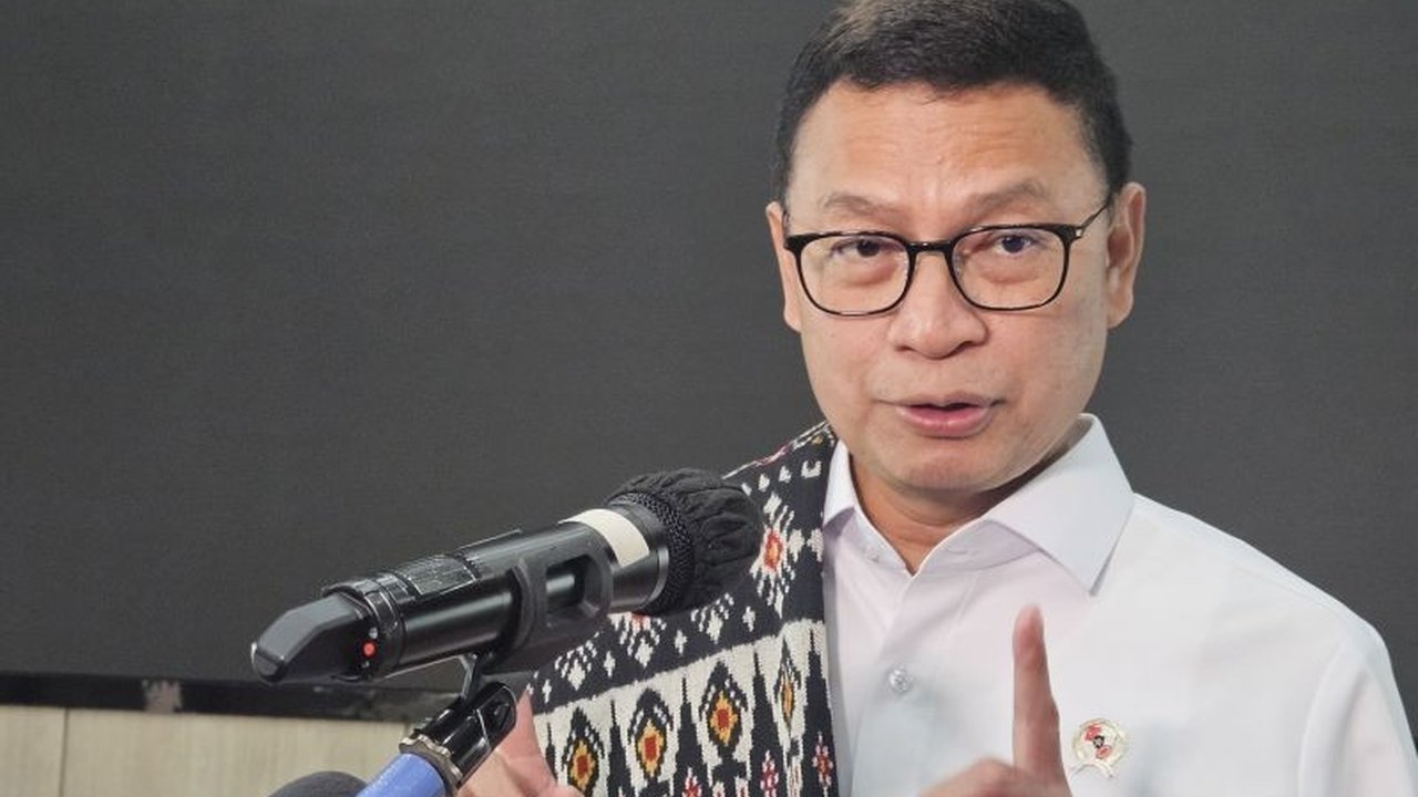 BPOM menggerebek pabrik kosmetik ilegal di Tangerang Selatan dengan omzet Rp1 miliar, memproduksi kosmetik berbahaya tanpa izin dan mengancam kesehatan masyarakat.