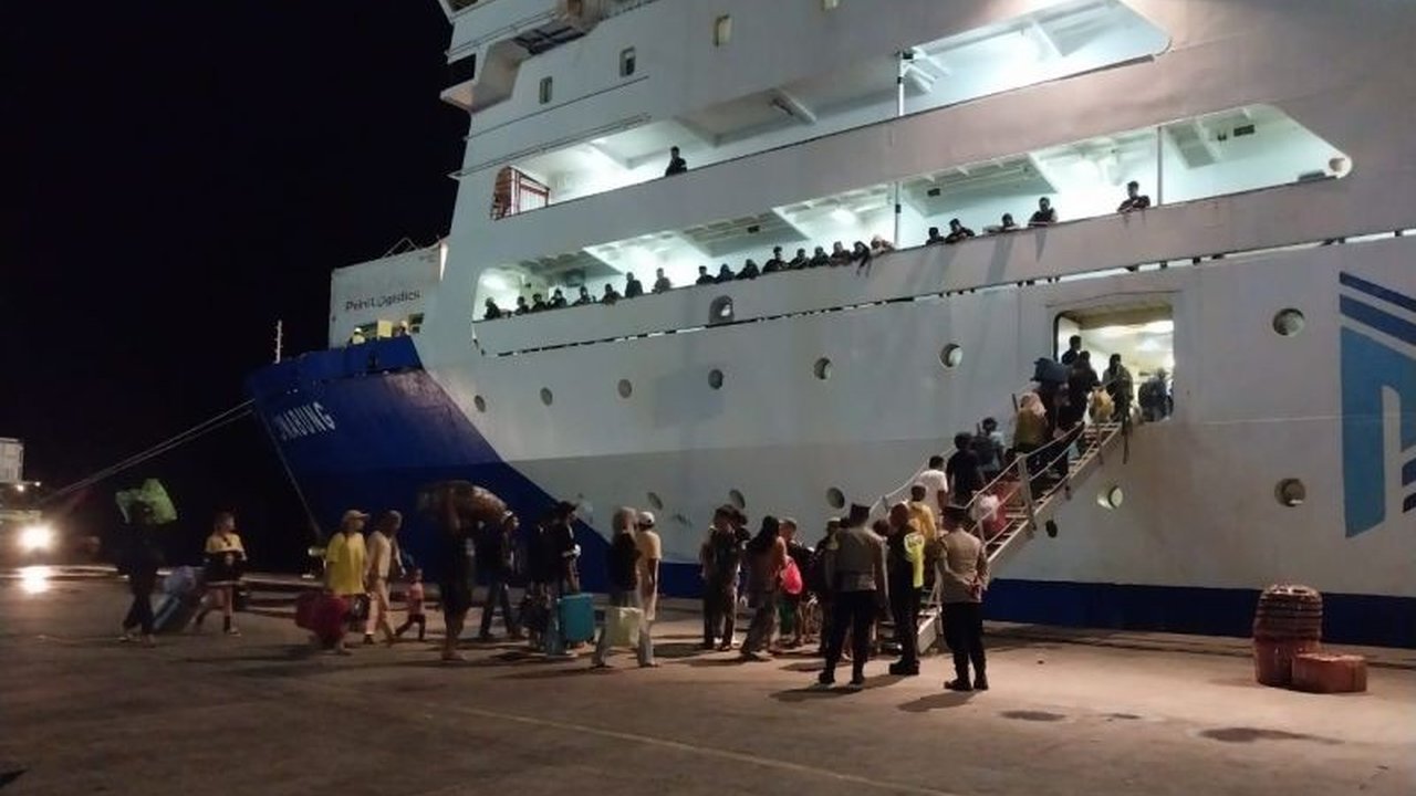 PT Pelni Ternate memprediksi puncak arus mudik Lebaran 2025 melalui Pelabuhan Ahmad Yani, Ternate, akan terjadi pada 23 Maret, dengan tiket KM Sinabung yang telah habis terjual.