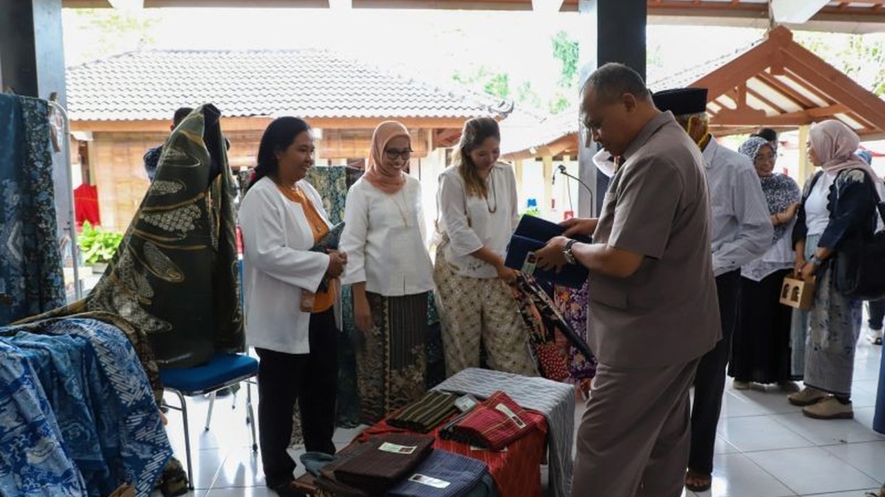 Bupati Sleman, Harda Kiswaya, memberikan dukungan penuh terhadap perajin batik dan lurik lokal, mendorong kreativitas dan membuka peluang pasar nasional serta internasional.