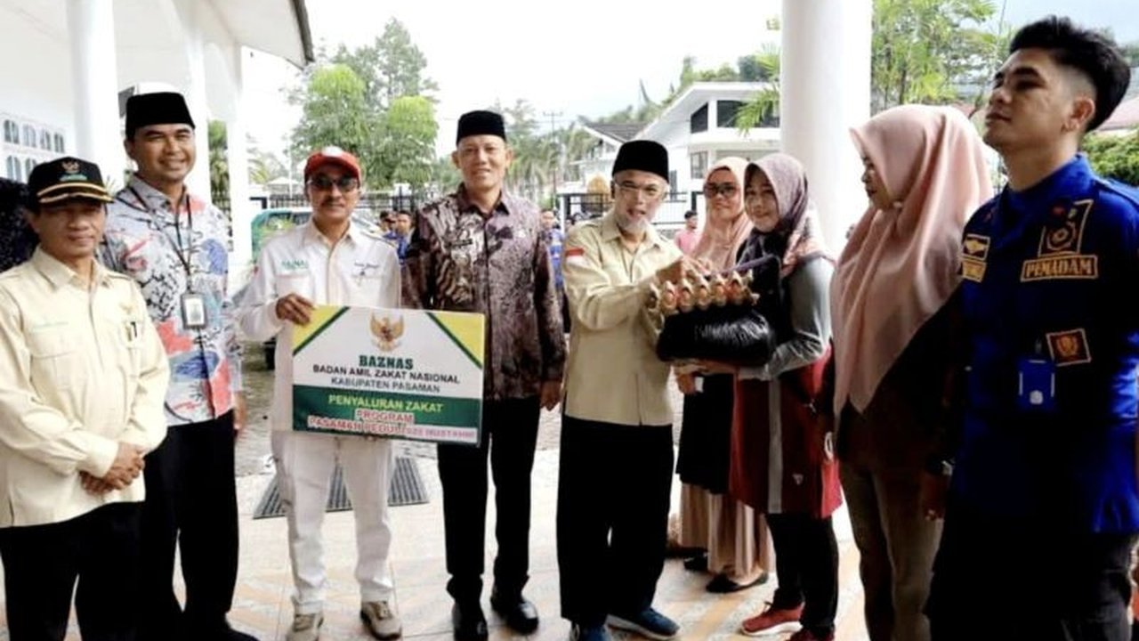 Pemkab Pasaman salurkan bantuan uang tunai dan sembako senilai Rp400.000 kepada 925 pekerja rentan melalui Baznas Peduli untuk meringankan beban Lebaran.