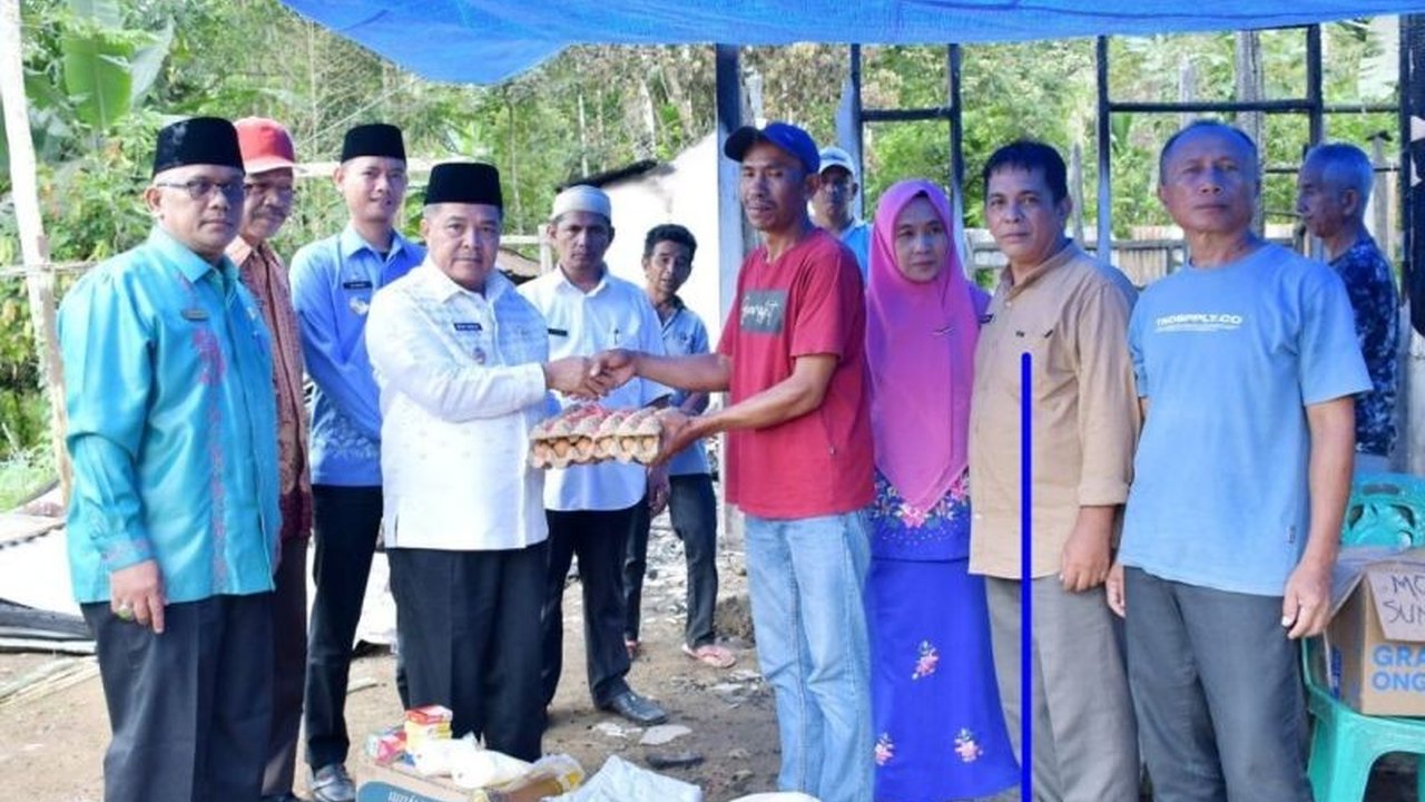 Bupati Agam, Benni Warlis, memberikan bantuan kepada Efendi, korban kebakaran di Jorong Batuang Panjang, Tanjung Raya, berupa bahan pokok, uang tunai, dan lainnya menjelang Ramadhan dan Idul Fitri.