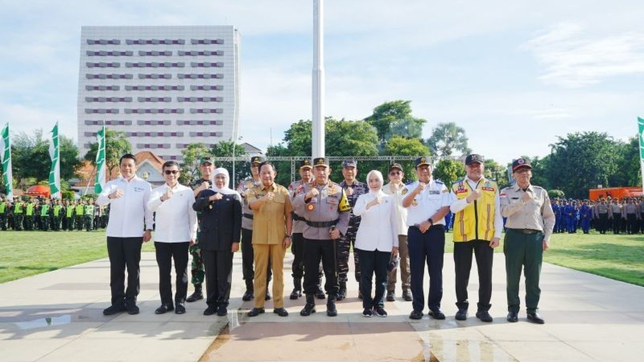 Polri mengerahkan 164.298 personel gabungan untuk Operasi Ketupat 2025 guna mengamankan mudik Lebaran 2025, termasuk pengaturan lalu lintas dan layanan hotline 110.