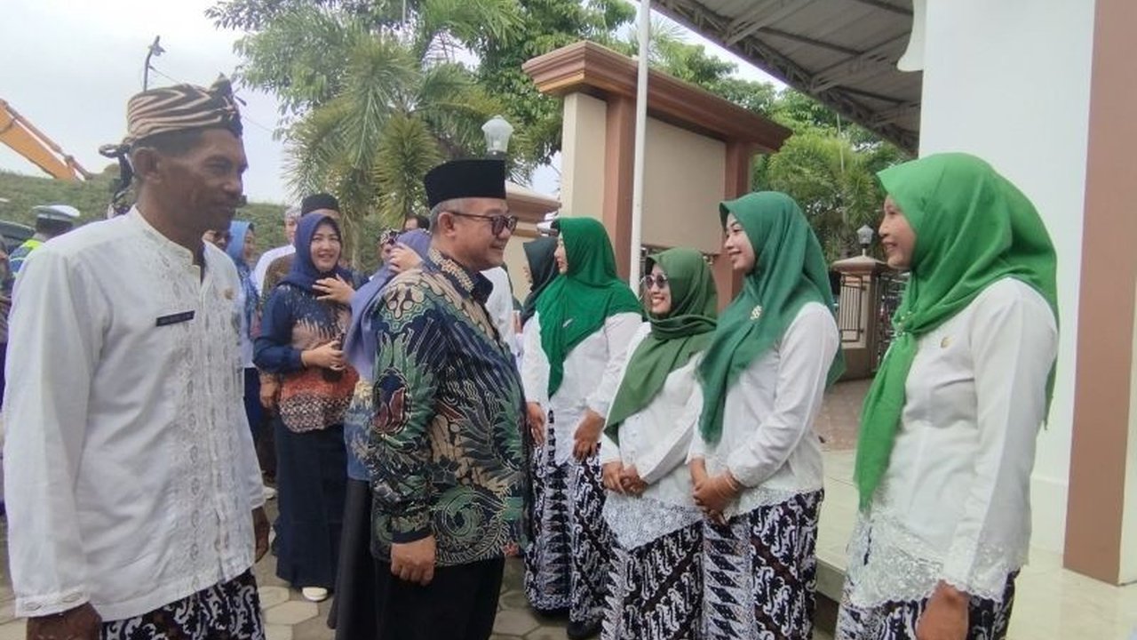 Mendikbudristek mengungkapkan pemerintah tengah menghitung besaran bantuan untuk guru honorer non-sertifikasi, dengan jumlah guru honorer diperkirakan lebih dari 800.000 orang.