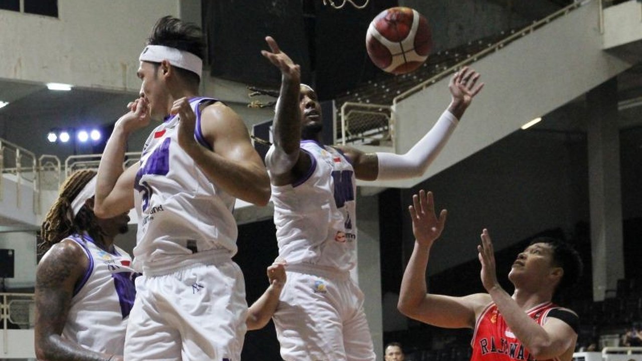 Tangerang Hawks bertekad mengamankan posisi playoff IBL 2025 dengan mempertahankan performa terbaik dan meraih kemenangan di setiap laga sisa musim ini.