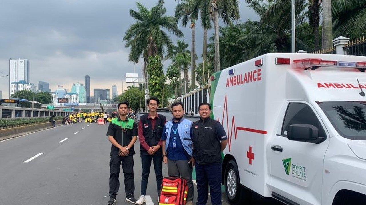 Dompet Dhuafa kerahkan tim medis dan ambulans dalam aksi unjuk rasa penolakan RUU TNI di depan Gedung DPR, antisipasi kondisi darurat peserta aksi yang sebagian berpuasa.
