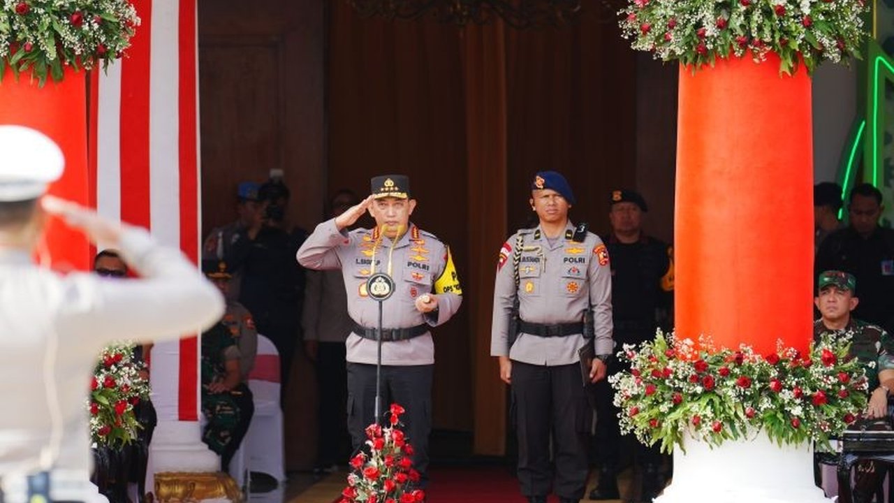 Kapolri Jenderal Listyo Sigit Prabowo memimpin apel gelar pasukan Operasi Ketupat 2025 di Surabaya, Jawa Timur, guna memastikan kesiapan pengamanan mudik Lebaran 2025.