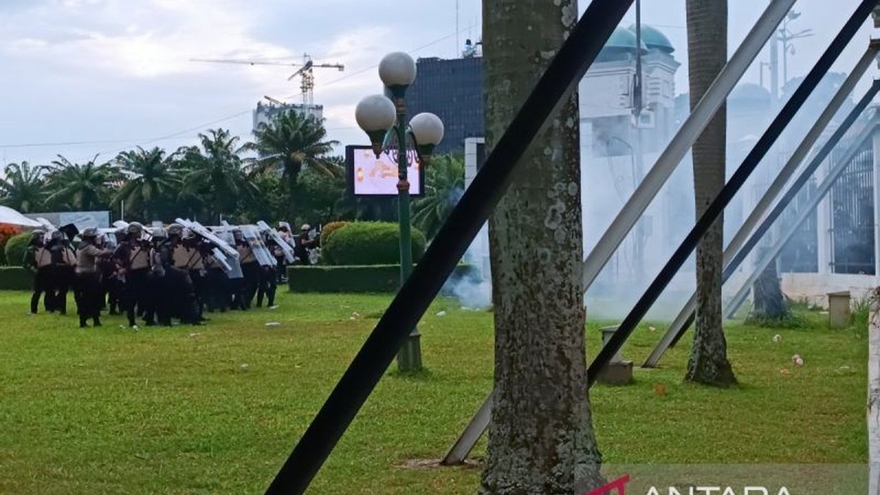 Aksi demonstrasi mahasiswa dan aliansi masyarakat di depan Gedung DPR terkait penolakan revisi RUU TNI memanas; massa mencoba mendobrak gerbang dan melempari petugas.