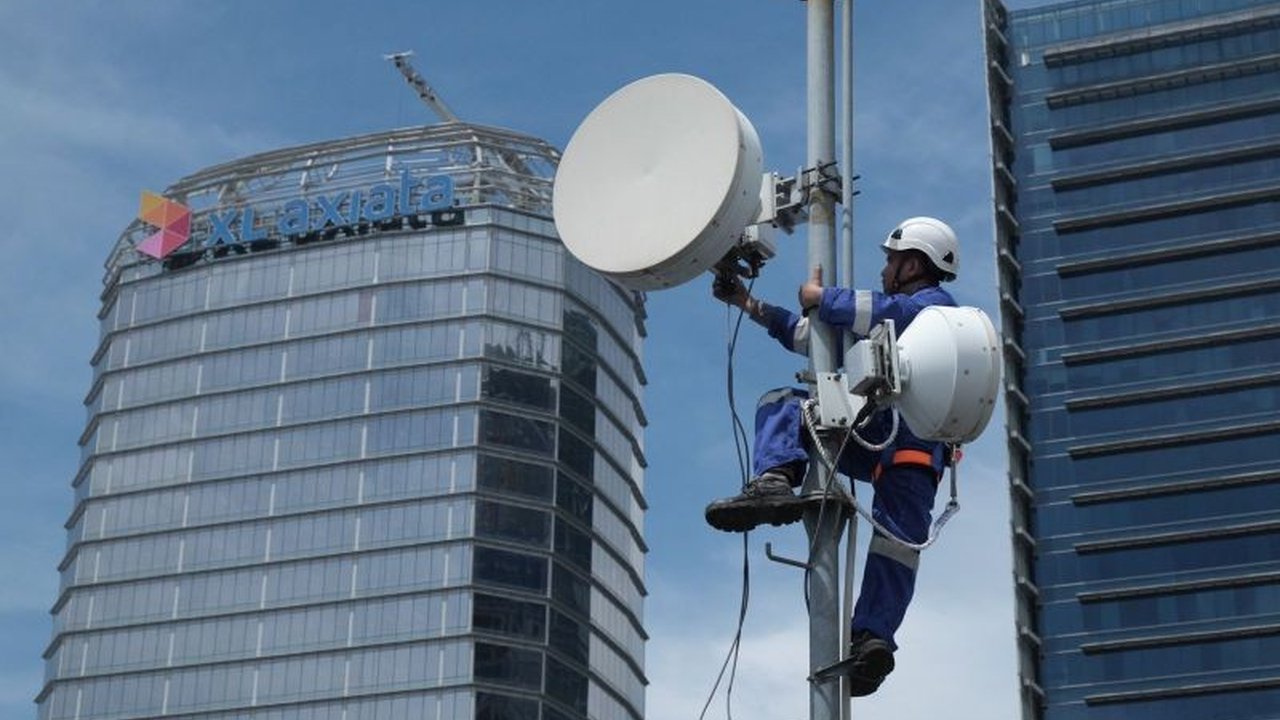 Pemerintah berkolaborasi dengan operator seluler untuk memastikan konektivitas telekomunikasi optimal selama libur Lebaran dan Nyepi, termasuk diskon paket data hingga 50 persen.