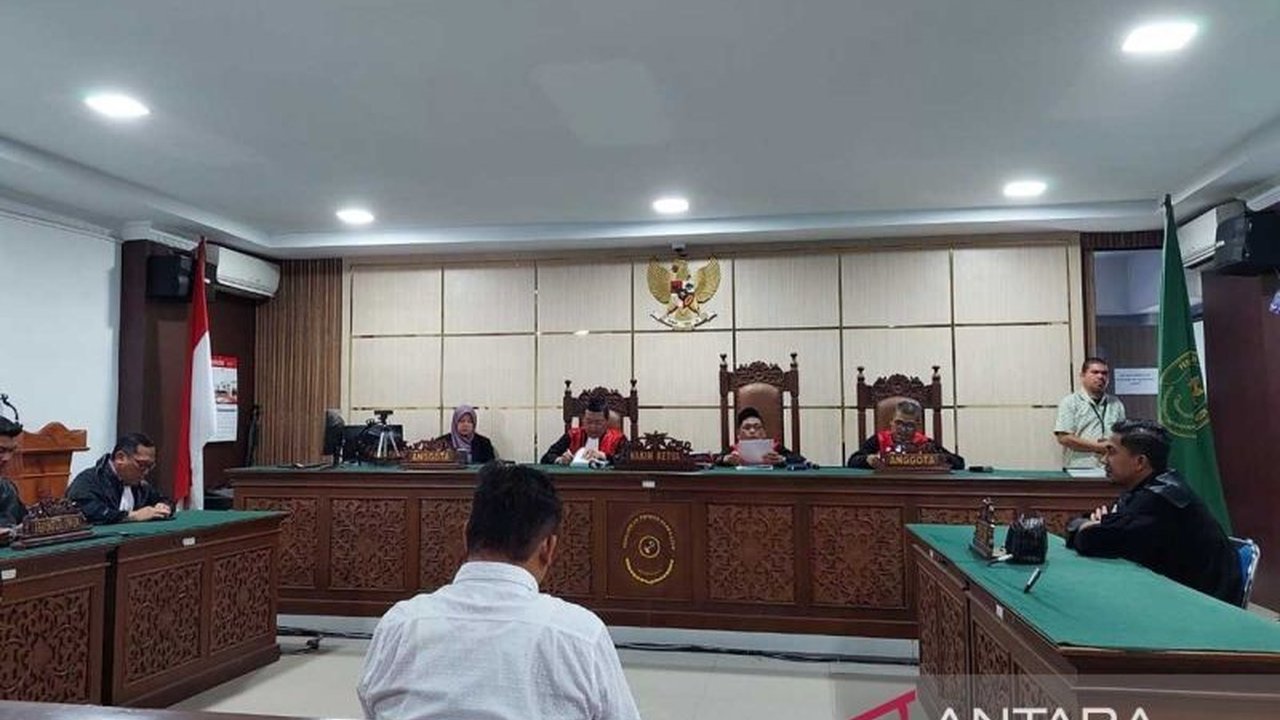 Ketua Badan Reintegrasi Aceh (BRA), Suhendri, divonis 9 tahun penjara dan denda Rp200 juta karena korupsi dana bantuan korban konflik di Aceh Timur senilai Rp15,7 miliar.