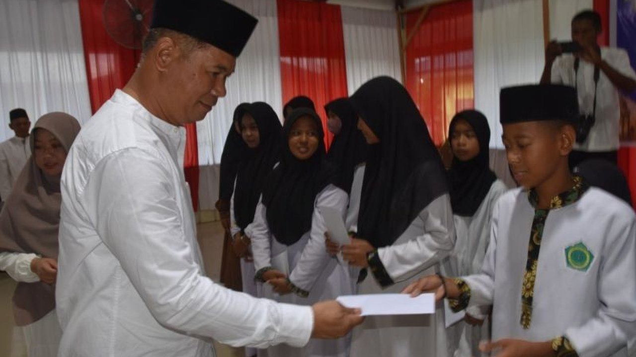 Kodim 1710/Mimika, Papua Tengah, berbagi kebahagiaan dengan menyantuni anak yatim dan memberikan THR kepada prajurit serta PNS dalam rangka peringatan Nuzulul Qur'an 1446 H.