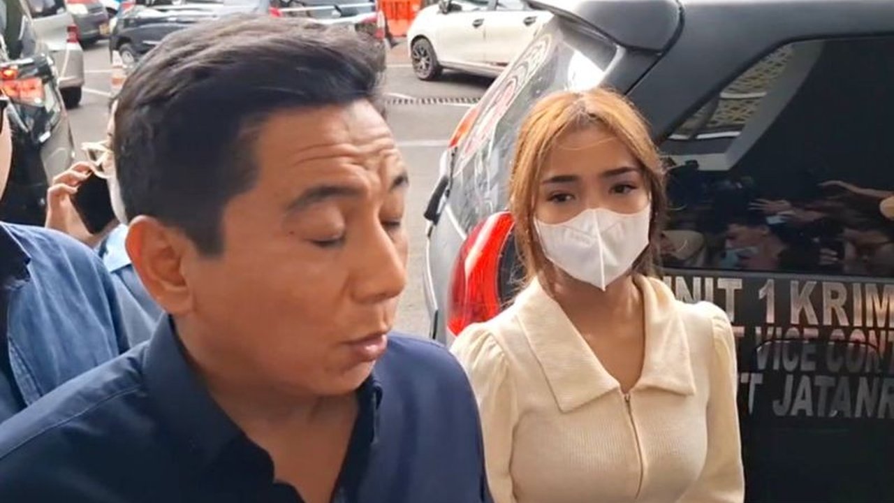 Fuji, content creator populer, mendatangi Polres Metro Jakarta Selatan untuk berkonsultasi dan menyerahkan bukti terkait dugaan penggelapan dana oleh agensinya yang tak kunjung membayarkan honornya.